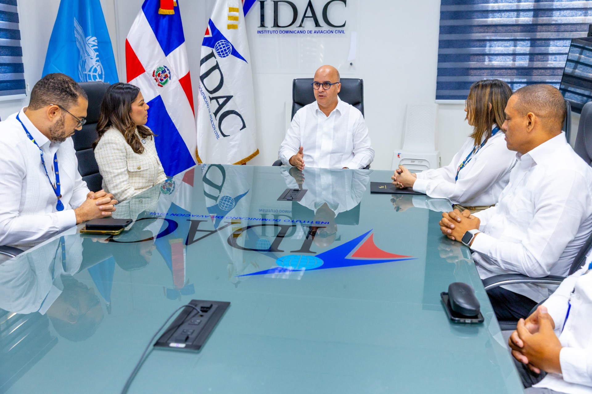 Foto 2. Igor Rodríguez Durán director general del Instituto Dominicano de Aviación Civil, Paola Aimée Plá Puello subdirectora del IDAC, junto a directores de la institución. (1)