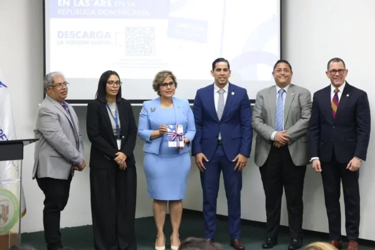 Maria-Elena-Vasquez-de-Pro-Competencia-junto-a-representantes-de-la-Seguridad-Social-1024x682