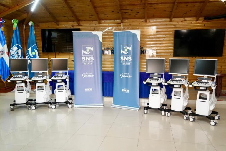 SNS entrega sonógrafos a nueve centros de salud de la región Metropolitana
