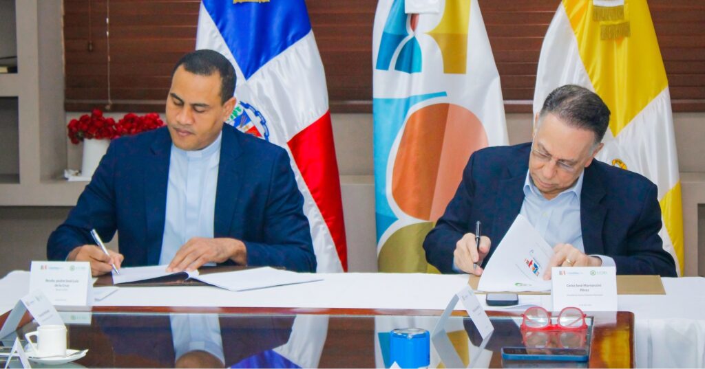 Universidad Católica y Rehabilitación firman acuerdo por el que se otorgarán 12 becas
