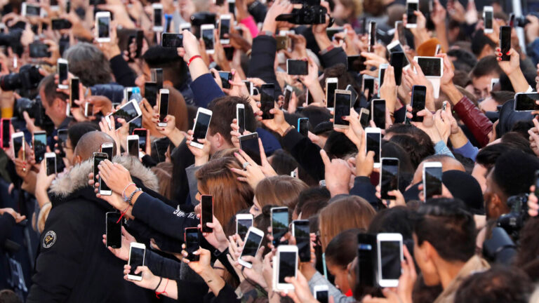 En-este-momento-la-era-digital-de-la-que-su-nave-insignia-es-la-telefonia-movil-parece-ya