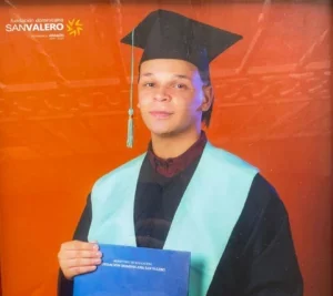 Santo Domingo.- Familiares reportan como desaparecido al joven Luis Rosario Martich, conocido como Ray, del cual se desconoce su paradero desde el pasado domingo 29, cuando salió de su residencia en Guaricanos a bordo de su vehículo, un Kia Óptima negro, alrededor de las 9:00 de la mañana.