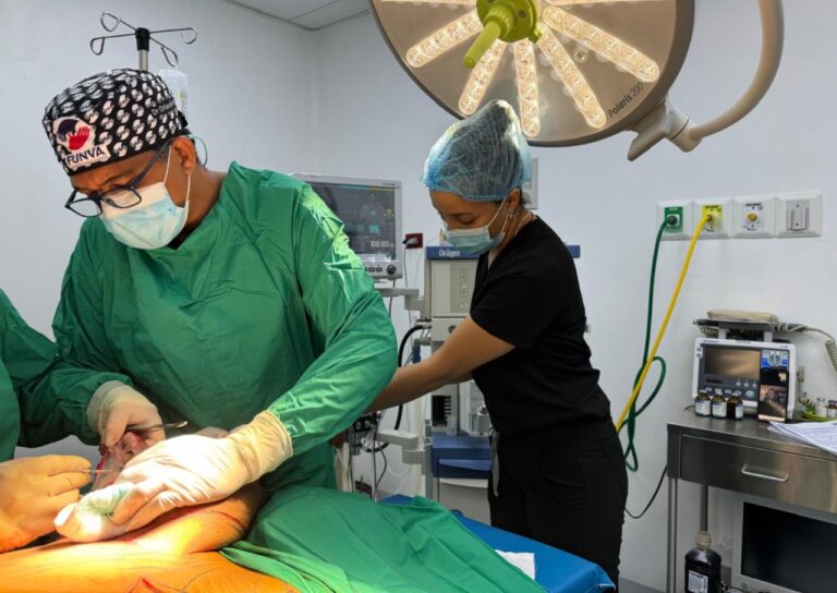 SISALRIL avala cobertura de cirugías de reducción de mamas en el Seguro Familiar de Salud