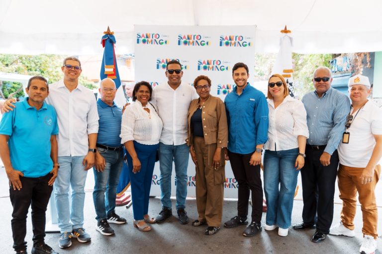 Dando seguimiento al programa La Alcaldía Llega a Ti, el cabildo capitaleño realizó este sábado un operativo médico y social en el sector Cristo Rey. La iniciativa, llevada a cabo bajo las directrices de la alcaldesa Carolina Mejía, tuvo lugar en la avenida De los Trabajadores. La Dirección de Servicio Social y Desarrollo indicó que se ofrecieron 132 consultas generales y 43 consultas de pediatría. También se colocaron 45 vacunas. De igual forma, fueron entregadas 450 raciones de leche y avena, así como 22 canastillas para embarazadas. El operativo contó la asistencia de cientos de comunitarios, así como con la presencia del regidor Argelys Jiménez; Altagracia Suero, directora de Servicio Social; Raymond Rodríguez, director de Desarrollo Comunitario; Pamela Martínez, directora de Servicios Públicos; Jensen Acosta, asistente del Despacho de la Alcaldesa; entre otros. El pasado jueves se realizó un encuentro en el club Los Reales del Caliche de Cristo Rey, donde Carolina escuchó peticiones y ofreció soluciones oportunas a representantes de más de una decena de juntas de vecinos. La iniciativa refuerza el compromiso asumido por Carolina Mejía para llevar bienestar a los capitaleños.