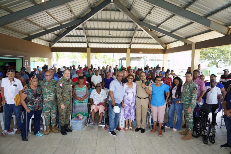 El Ministerio de Defensa, junto a la Junta de Retiro y Fondo de Pensiones de las Fuerzas Armadas (JRFPFFAA), organizó un emotivo encuentro en Puerto Plata para brindar apoyo integral a más de 300 pensionados, viudas y tutores de militares. La jornada incluyó entrega de medicamentos, bonos solidarios, raciones alimenticias, equipos médicos y electrodomésticos, como parte del programa de bienestar. El presidente de la JRFPFFAA, general Pablo Roberto Jiménez Sánchez, reafirmó el compromiso de servir con dignidad a quienes han defendido la Nación. Además, se anunció un acuerdo con Escuelas Vocacionales para ofrecer cursos técnicos gratuitos a los retirados y sus familiares, y se presentaron avances en proyectos de vivienda, créditos y empleabilidad. El ministro de Defensa, teniente general Carlos Fernández Onofre, expresó vía telefónica su respaldo a los pensionados, destacando el apoyo del presidente Luis Abinader. También se realizaron visitas domiciliarias a retirados con condiciones de salud, fortaleciendo el compromiso de atención humana y personalizada.