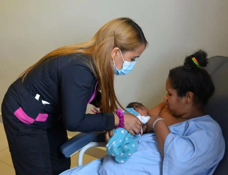 Pediatras ofrecen 354,617 consultas desde enero a junio en la Red Pública