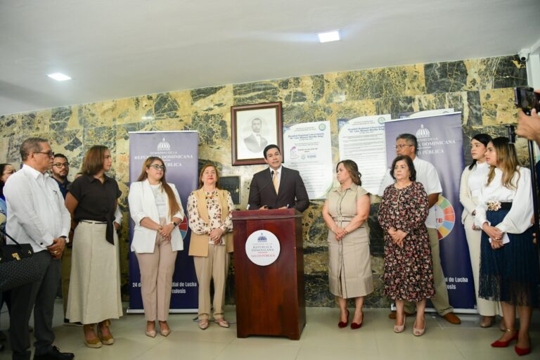 Ministerio de Salud entrega moderno equipo para diagnóstico de tuberculosis en hospital regional de La Vega