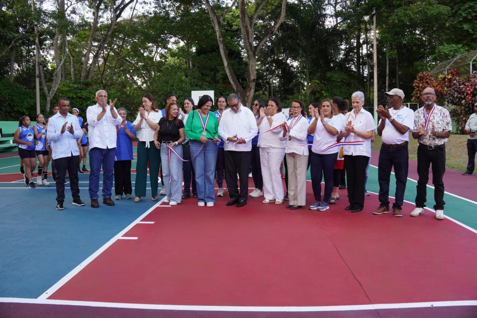 Desarrollo de la Comunidad acondiciona cancha deportiva en Salcedo