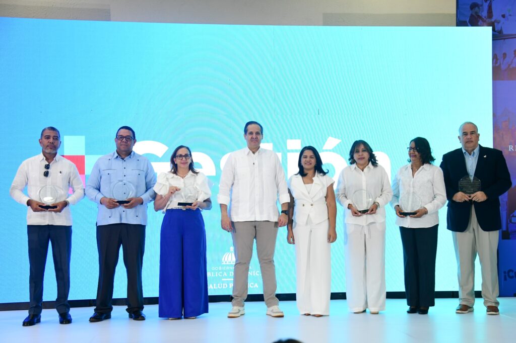 Ministro de Salud reconoce con Excelencia Institucional a direcciones provinciales y programas