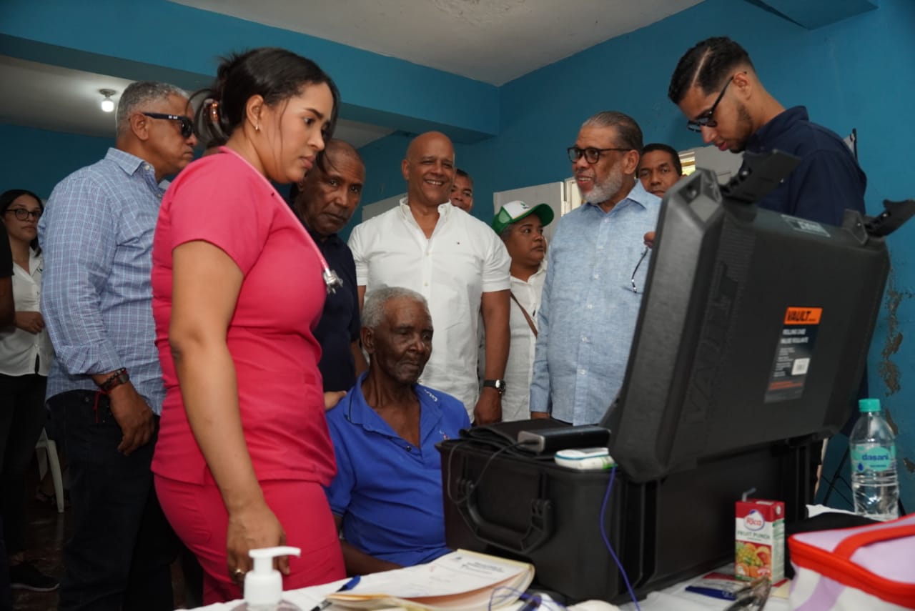 Desarrollo de la Comunidad lleva Gran Jornada Asistencial y telemedicina a Azua