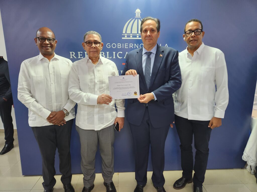 Salud Pública otorga más alto galardón a Hogar Crea Dominicano