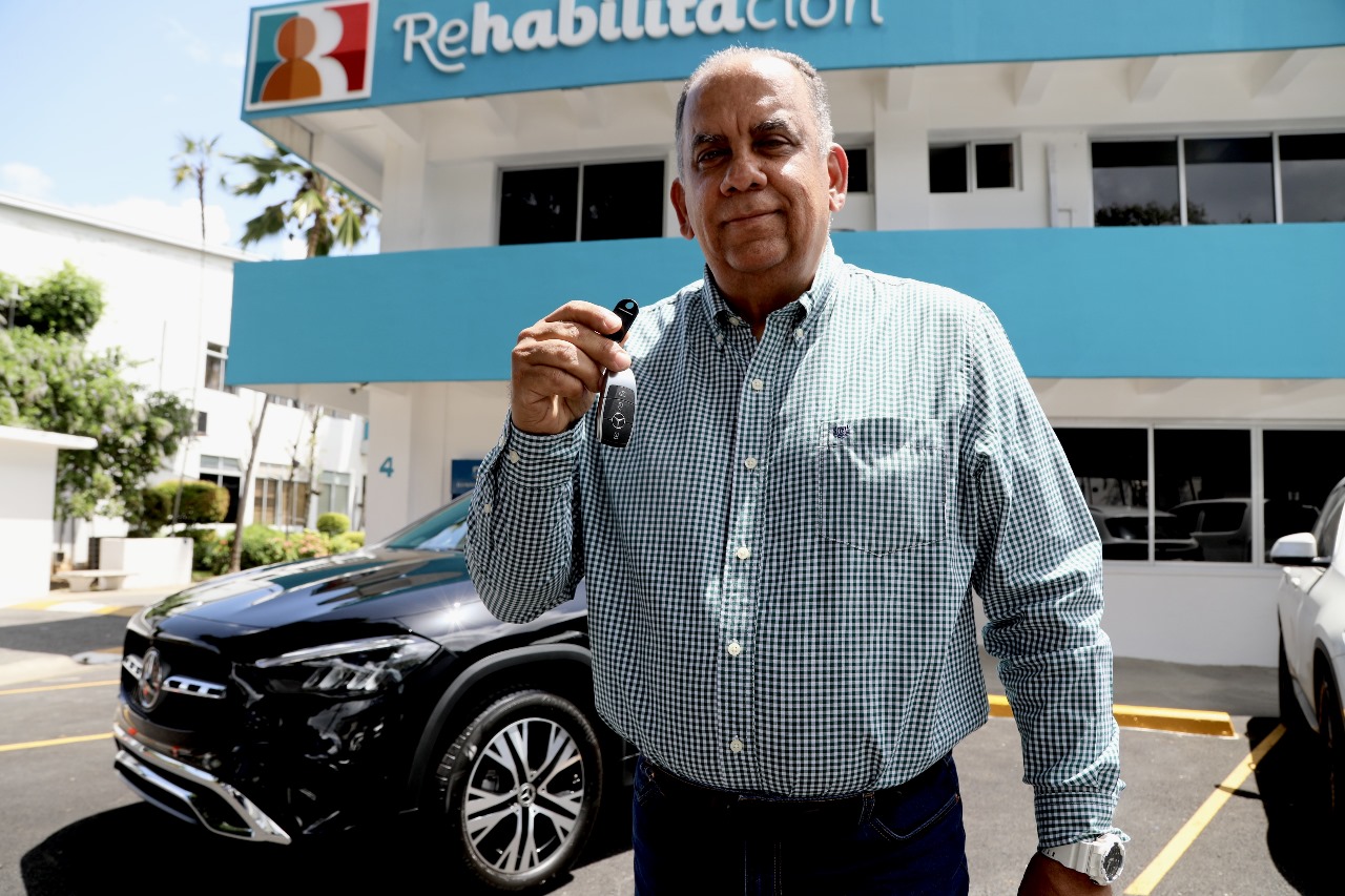Rehabilitación entrega Mercedes‑Benz 2025 del Sorteo Navideño 2024