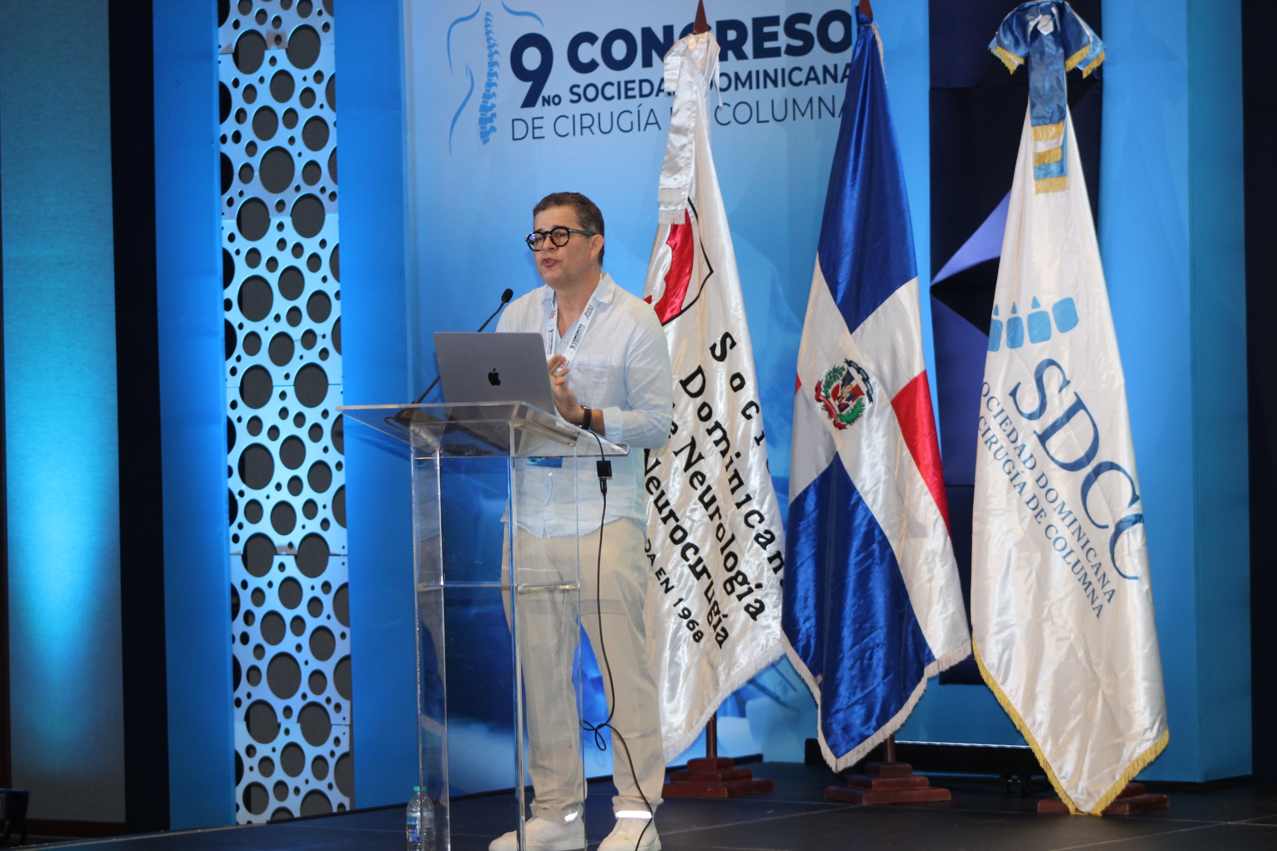 Aumentan consultas por problemas cervicales en niños debido al uso excesivo de celulares, advierte especialista