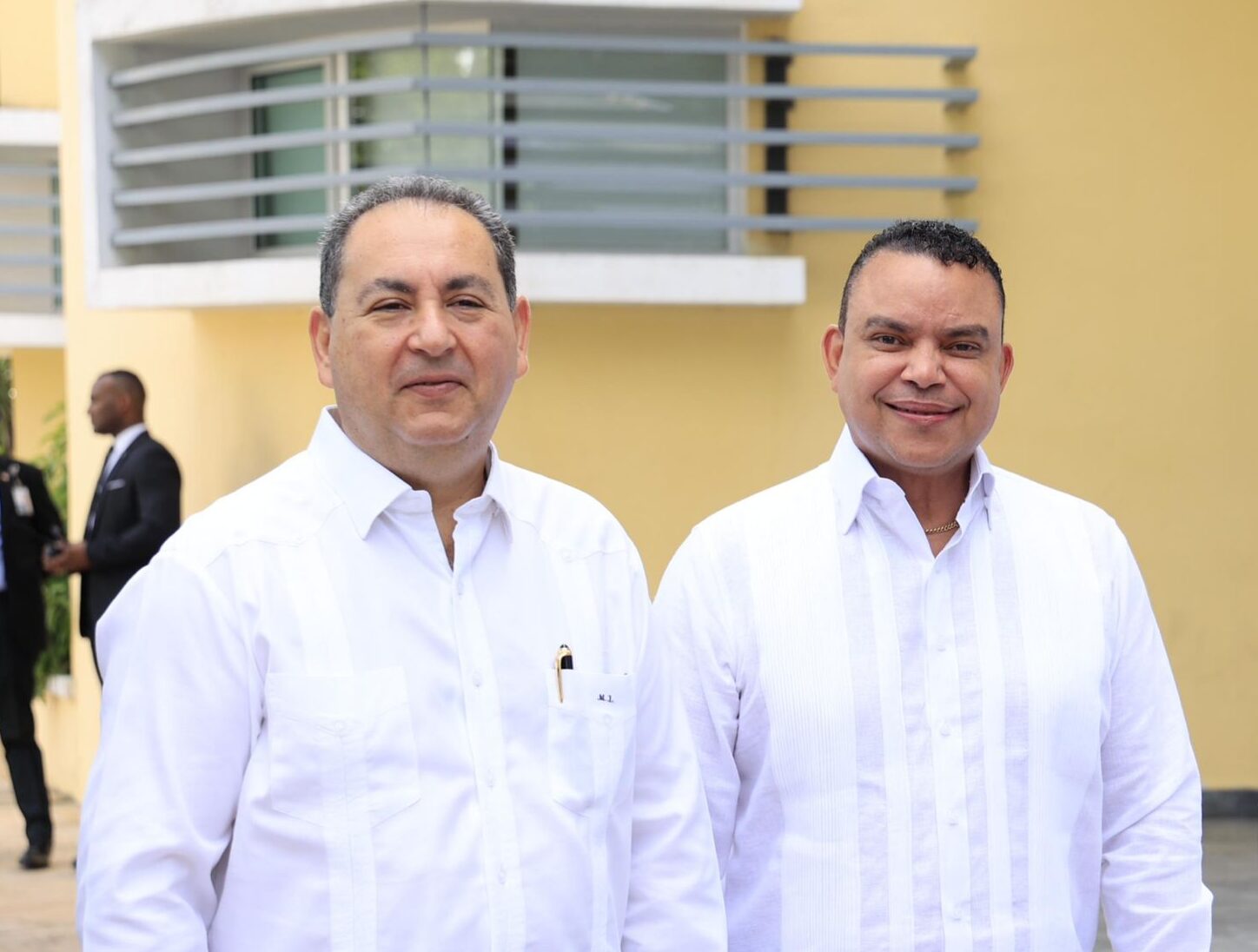 SANTO DOMINGO. El titular del Servicio Nacional de Salud (SNS), doctor Mario Lama, destacó el jueves en la reunión de revisión de resultados del primer semestre 2025, los resultados y avances del Hospital Universitario Docente traumatológico Dr. Ney Arias Lora, que ha mantenido por más de cuatro años, la actual gestión que encabeza el doctor Julio Landrón. Al realizar y presentar los avances y medidas estratégicas implementadas durante los primeros seis meses del año, con comparaciones de resultados respecto al período homólogo de 2024, el titular del SNS resaltó que el Ney Arias Lora durante cuatro años consecutivos han mantenido en cero las deudas con suplidores y ha presentado una reducción significativa en su estabilidad financiera, destacándose entre los centros regionales.   En tanto, el doctor Julio Landrón, durante su intervención, al hablar de los resultados y avances del centro de trauma, abordó las estrategia implementadas para mantener en cero las deudas con los suplidores y así lograr la estabilidad financiera y continuidad a los servicios de salud a favor de los usuarios. De igual forma, Landrón trató el tema del correcto y buen manejo con los medios de comunicación y de cómo se debe destacar la cartera de servicios que ofrece el centro de salud y los logros de la entidad.  El Ney Arias Lora, recientemente recibió su cuarto galardón obteniendo el Primer Lugar en “Mejor Desempeño de Autogestión Hospitalaria”, premio otorgado por el Servicio Nacional de Salud (SNS).
