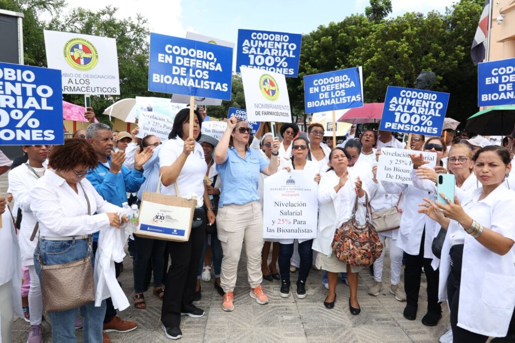 Bioanalistas inician plan de lucha frente al Palacio Nacional en demanda de aumento salarial