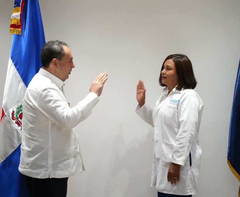 Juramentan nueva directora del INCART