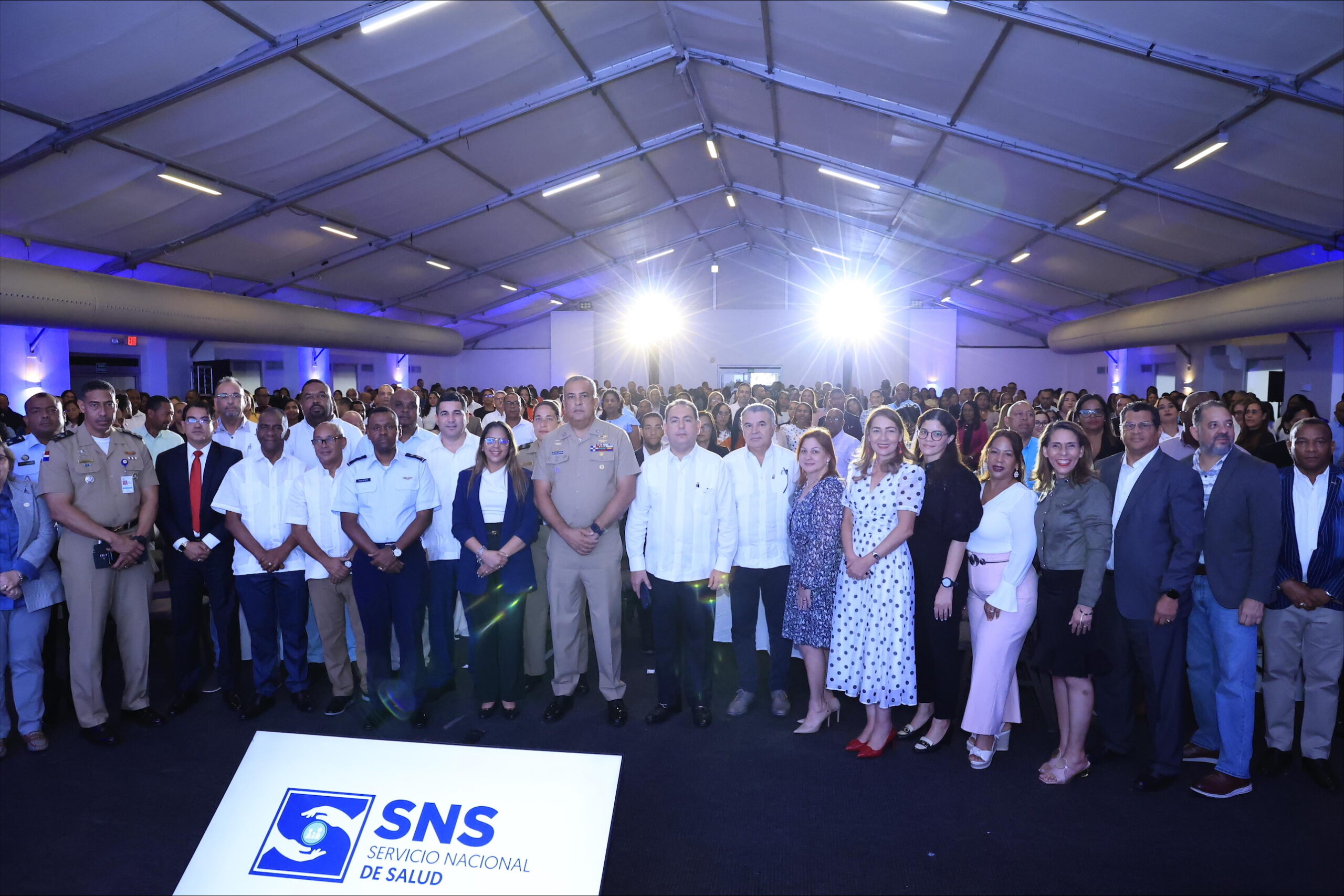 Santo Domingo. – El Servicio Nacional de Salud (SNS) realizó este jueves la “Reunión de Revisión de Resultados del Primer Semestre 2025”, en la que se presentaron los avances, desafíos y medidas estratégicas implementadas durante los primeros seis meses del año, con comparaciones de resultados respecto al período homólogo de 2024.  El director ejecutivo del SNS, doctor Mario Lama, presentó un análisis detallado de los resultados del primer semestre de 2025, con datos comparativos por regional y por hospital, frente a los registros del mismo período en 2024 y 2019.  Durante su intervención, el titular del SNS destacó que la producción de servicios entre enero y junio del 2025, en comparación con el mismo período de 2024, mostró un crecimiento significativo en diversos renglones de atención en salud. Las cirugías pasaron de 228,038 a 301,070 intervenciones, lo que representa un incremento del 32.03 %, siendo el servicio con mayor crecimiento.  Le siguieron los estudios por imágenes, que aumentaron de 1,813,551 a 2,171,204 atenciones, con una variación positiva del 19.72 % y los servicios de laboratorio, que crecieron de 12,837,957 a 14,444,541 muestras procesadas, reflejando un alza del 12.51 %. Las consultas también registraron un aumento importante, pasando de 3,509,328 a 3,879,655, lo que equivale a un incremento del 10.55 %. En contraste, las hospitalizaciones se mantuvieron estables, con un leve aumento de 210,355 a 211,030 (0.32 %).  Por otro lado, las atenciones por emergencia presentaron una reducción, al pasar de 2,581,975 en 2024 a 2,501,929 en 2025, lo que representa una disminución del 3.10 %. Esta baja se asocia a mejoras en la atención primaria, prevención y control de enfermedades, lo que reduce la necesidad de recurrir a servicios de urgencias.  Asimismo, el titular del SNS resaltó que varios hospitales presentan actualmente cero deudas, entre ellos el Traumatológico Ney Arias Lora, Materno Reynaldo Almánzar y Pediátrico Hugo Mendoza, además de una reducción significativa en los compromisos financieros de otros centros y servicios regionales.  En tanto, el vicealmirante Luis Lee Ballester, director general de Migración, explicó las medidas migratorias coordinadas para orientar y garantizar el acceso  equitativo a los servicios de salud, reforzando el enfoque de derechos humanos y sostenibilidad,  implementadas en los hospitales de la Red Pública.  En lo referente a los indicadores de salud, la Dirección Materno Infantil y Adolescentes del SNS, presentó un informe sobre la evolución de la mortalidad materna, infantil y neonatal, a cargo de su director Martín Ortiz y Taina Malena, coordinadora Neonatal del SNS. El informe mostró una tendencia a la baja en la mayoría de las regionales, resultado de los programas de Atención Primaria, control prenatal y seguimiento postnatal.  La mortalidad materna presentó una reducción del 6 % durante el primer semestre del 2025, mientras que la mortalidad neonatal un 13 %.  De su lado, la directora de Recursos Humanos del SNS, Jasmine Pérez, abordó temas clave relacionados con la optimización del personal de la Red Pública. Entre las medidas destacadas figuran: definición de cargos priorizados, cierre de la nómina interna, prohibición de sobresueldos, auditoría de recursos humanos y cumplimiento de los acuerdos gremiales relativos a la jornada laboral, entre otros. Estas acciones buscan garantizar una gestión más eficiente, transparente y sostenible del recurso humano.  El director administrativo del SNS, Jusan Kalaf, centró su intervención en los esfuerzos por mejorar los procesos de compras, garantizar una mayor eficiencia en el gasto público y fortalecer los controles administrativos.  Kalaf destacó que 98 de los 200 hospitales del país ya están integrados al Sistema Electrónico de Contrataciones Públicas (SECP), lo que aporta mayor transparencia, trazabilidad y agilidad a los procesos, facilitando un control eficiente del gasto hospitalario y una mejor planificación de insumos médicos.  Finalmente, la encargada de Comunicación Digital del SNS, Nikauris Vásquez, presentó los avances en el fortalecimiento de las plataformas digitales de hospitales y SRS y el estado de cumplimiento de la NORTIC E1, siguiendo las directrices para el abordaje de las redes sociales en el sector público.  Vásquez también destacó la implementación de buenas prácticas que promueven una gestión digital eficiente, transparente y alineada con las normativas, contribuyendo a fortalecer la imagen institucional y mantener informada a la ciudadanía.