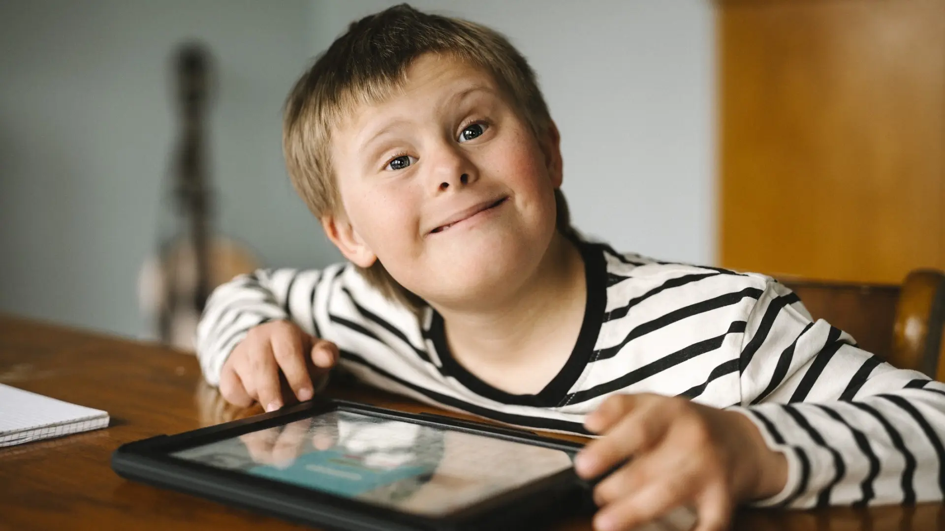 Un equipo de investigadores de varias universidades japonesas ha conseguido eliminar ‘in vitro’ la copia extra del cromosoma 21, responsable del síndrome de Down. Para ello, los científicos han utilizado una técnica basada en la herramienta de edición genética CRISPR-Cas9. Esta intervención, que ya ha sido presentada en la revista PNAS Nexus de la mano de la Universidad de Medicina de Mie y la Universidad de Salud de Fujita, podría sentar las bases para futuras investigaciones dirigidas a tratar las causas genéticas del síndrome.  Un gen que vuelve a las bacterias resistentes a los antibióticos se extiende por el mundo: “Las convierte en infecciones prácticamente incurables” Te puede interesar: Un gen que vuelve a las bacterias resistentes a los antibióticos se extiende por el mundo: “Las convierte en infecciones prácticamente incurables” Este cromosoma extra adicional es la anomalía genética que causa el síndrome de Down, un trastorno que afecta al desarrollo físico y cognitivo del niño. Aunque las investigaciones sobre el síndrome de Down han avanzado en áreas como el diagnóstico prenatal, el tratamiento de sus características clínicas y la creación de modelos animales, se ha dedicado menos esfuerzo a eliminar el cromosoma extra en las células afectadas. Este reciente trabajo se ha centrado exactamente en eso: la eliminación específica de uno de los tres cromosomas 21 en células humanas.  Los investigadores desarrollaron una variante de CRISPR-Cas9 capaz de identificar y cortar exclusivamente uno de los tres cromosomas 21 de una célula con trisomía, basándose en las diferencias específicas de cada copia del cromosoma. Este enfoque, llamado “corte específico por alelo”, permite que solo se elimine el cromosoma deseado sin afectar a los otros dos. Según el equipo, esta precisión es fundamental para evitar desequilibrios genéticos que podrían generar otros problemas.  Hito de la medicina: descubren la molécula del intestino que provoca la aterosclerosis, responsable de millones de muertes por ictus e infartos Te puede interesar: Hito de la medicina: descubren la molécula del intestino que provoca la aterosclerosis, responsable de millones de muertes por ictus e infartos La técnica fue probada en células madre pluripotentes inducidas (iPSCs, por sus siglas en inglés) derivadas de fibroblastos (células de la piel) de un paciente con síndrome de Down. Los resultados mostraron que el corte de cromosomas específicos permitió “rescatar” la estructura genética de la célula, es decir, reducir la trisomía y restaurar el número normal de cromosomas (disomía). También comprobaron la eficacia de este método en células diferenciadas como fibroblastos y en células que ya no se estaban dividiendo.  A pesar de la importancia de estos hallazgos, el equipo enfatiza que esta técnica aún se encuentra en una etapa inicial. Entre los desafíos pendientes está la necesidad de mejorar las tasas de eliminación del cromosoma y desarrollar métodos que no dependan del corte del ADN, lo que podría minimizar riesgos como alteraciones involuntarias en el genoma.  El desayuno que recomienda el mayor experto en longevidad para vivir 100 años y que no se conoce en España: “El más sano del mundo” Te puede interesar: El desayuno que recomienda el mayor experto en longevidad para vivir 100 años y que no se conoce en España: “El más sano del mundo” Los autores sugieren que este método de edición podría ser el primer paso hacia terapias dirigidas al síndrome de Down. Así, las células rescatadas mostraron mejoras en su viabilidad y disminución del estrés celular, lo que indica un potencial para revertir algunos de los efectos desfavorables de la trisomía. Además, este enfoque podría eventualmente aplicarse a otros trastornos relacionados con anomalías cromosómicas.  Los experimentos también plantearon preguntas importantes sobre las interacciones entre los cromosomas restantes tras la eliminación de uno. De hecho, los cambios genéticos observados en las células rescatadas sugieren que las trisomías no solo afectan a los genes del cromosoma extra, sino a la expresión genética global.  ¿Puede la genética determinar tu salud mental? Un gen define cómo respondemos ante el estrés. Una nueva etapa en la edición genética Si se optimiza para futuros usos clínicos, esta tecnología podría emplearse para eliminar el cromosoma extra en etapas muy tempranas del desarrollo embrionario, durante procedimientos como la fertilización in vitro. No obstante, los investigadores enfatizan que cualquier avance en la edición de genomas humanos requerirá superar obstáculos técnicos y éticos significativos.  Este estudio subraya la capacidad del CRISPR-Cas9 para aportar avances en medicina genética, planteando posibilidades terapéuticas que antes eran impensables. Aunque todavía se encuentra lejos de su aplicación en seres humanos, esta investigación abre nuevas puertas en la búsqueda de soluciones a trastornos genéticos complejos como el síndrome de Down.