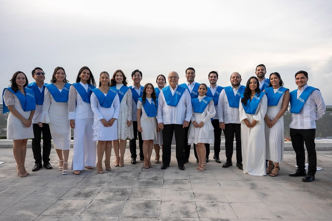 . Sobre el Centro Cristiano de Servicios Médicos (CCSM) El Centro Cristiano de Servicios Médicos (CCSM) es una institución sin fines de lucro ubicada en Santo Domingo, República Dominicana, dedicada a brindar servicios de salud integral con un enfoque humanitario y cristiano. Fundado por misioneros norteamericanos en los años 70, su misión principal ha sido combatir la ceguera curable y ofrecer atención médica de calidad a personas de escasos recursos. Servicios médicos en especialidades como ginecología, cardiología, otorrinolaringología, endocrinología, entre otras. Programas sociales y operativos médicos comunitarios. Laboratorio clínico, audiología, óptica y cirugía general. Formación de nuevos especialistas en alianza con instituciones académicas como INTEC y UNPHU. Su sede principal está en Los Alcarrizos, y cuenta con sucursales en el Ensanche La Fe, Santo Domingo Este, Azua y La Romana. . Sobre el Hospital de Especialidades (HES) El Hospital de Especialidades (HES), en el contexto del Centro Cristiano de Servicios Médicos (CCSM), se refiere a la unidad clínica especializada donde se desarrollan los programas de residencia médica, especialmente en oftalmología y otras áreas quirúrgicas y clínicas. . Sobre el Instituto Tecnológico de Santo Domingo (INTEC) El Instituto Tecnológico de Santo Domingo (INTEC) es una universidad privada sin fines de lucro, fundada en 1972 en la República Dominicana. Nació del impulso de un grupo de académicos comprometidos con la