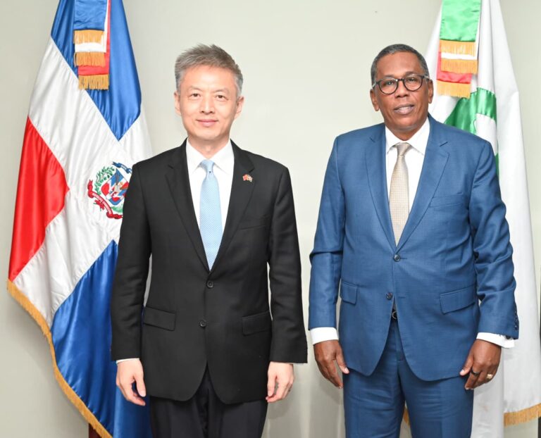 Director de Comedores Económicos recibe visita del embajador de la República Popular China