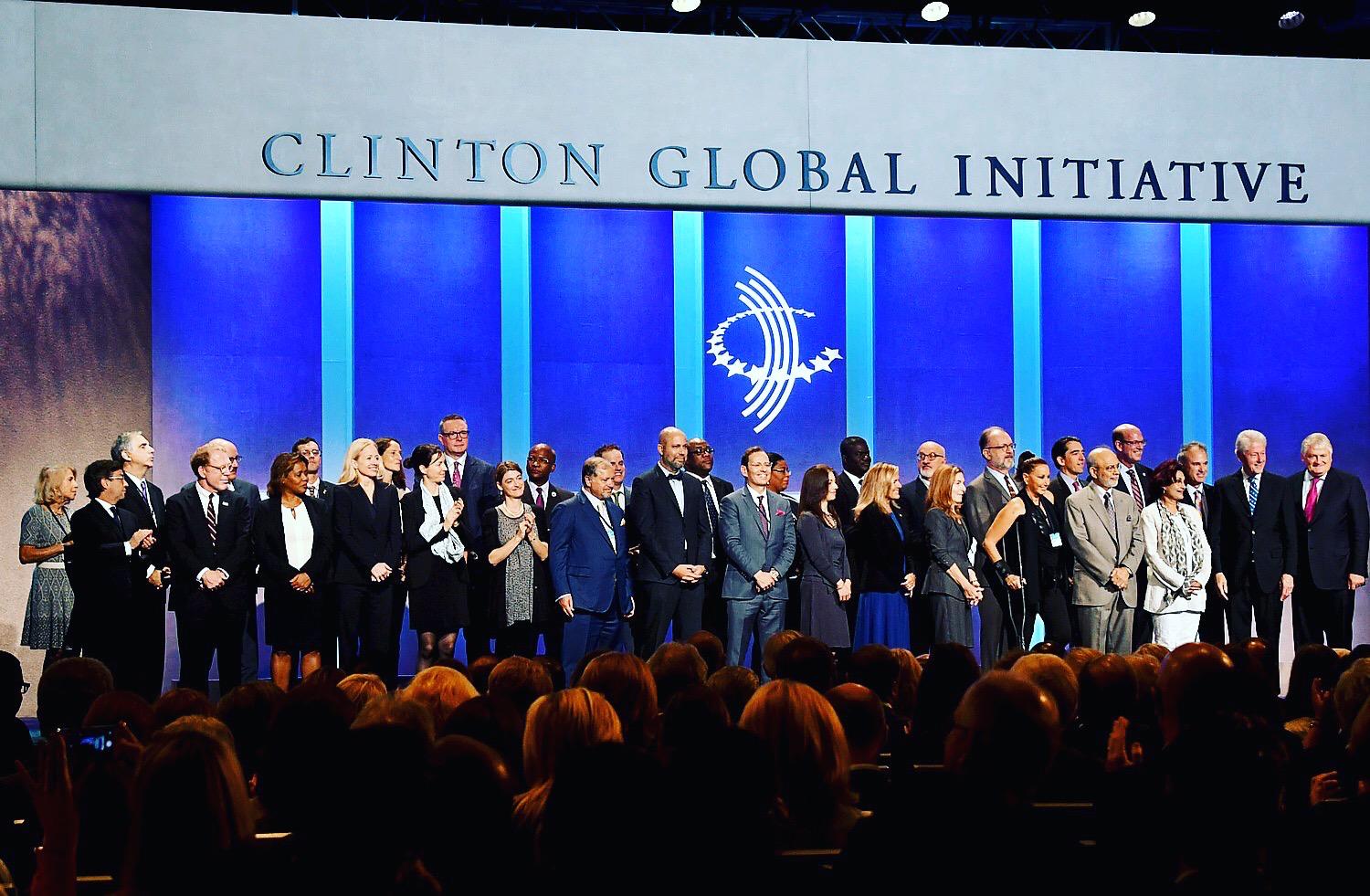 Foto 1, El ex presidente Bill Clinton, junto a colaboradores y socios de sus proyectos.