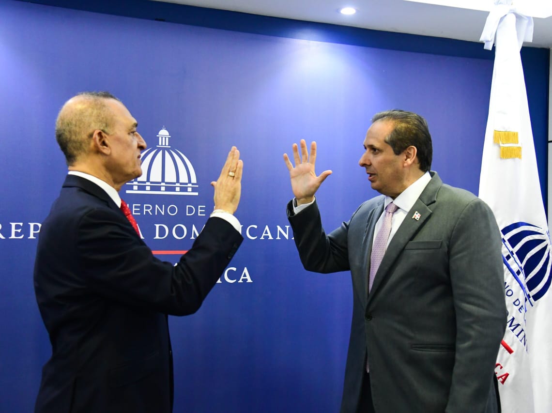 Ministro de Salud juramenta a José Luis López Pérez como director de Promese/CAL