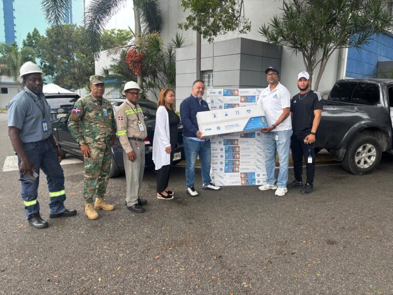 Donan lámparas para iluminación externa al Hospital Moscoso Puello