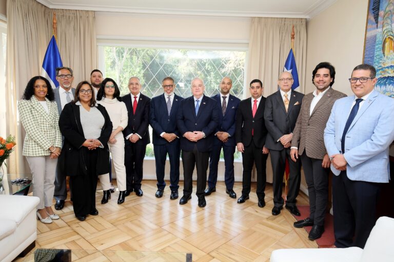 Director de Desarrollo de la Comunidad agota agenda en Chile; busca traer experiencias de programas sociales