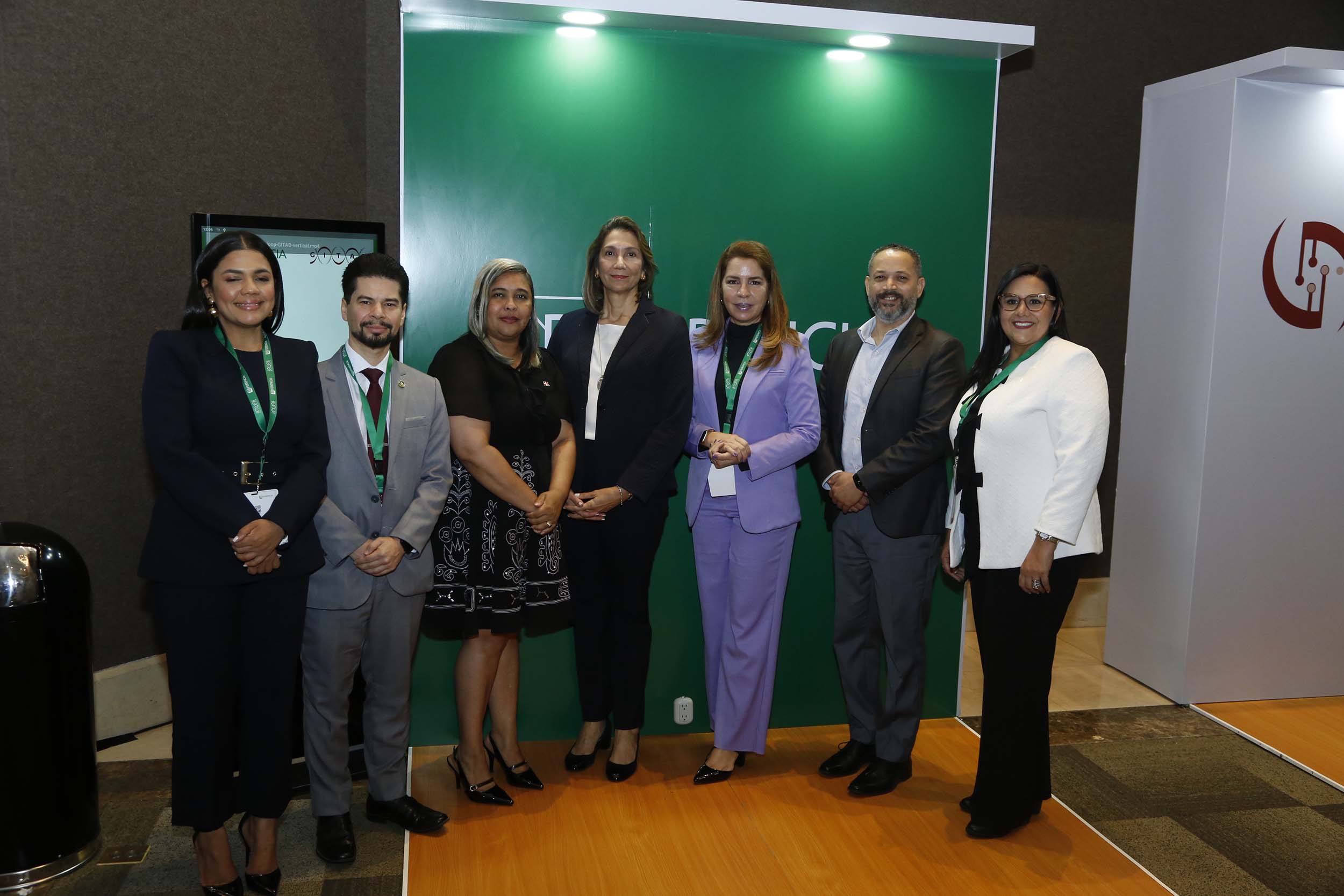 Foto 1, Dalia Parra, Ronaldo da Silva, Sonia Lebrón, Cynthia León, Eileen Riego, Pedro Mateo y Luz Londoño.