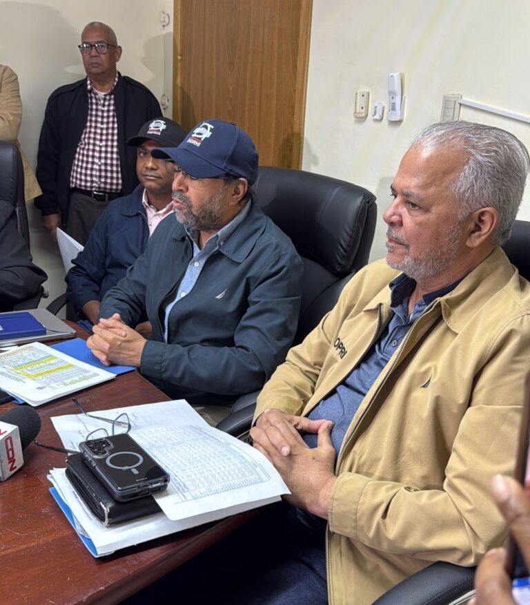 Olmedo Caba, director ejecutivo del INDRHI, y Rafael Salazar, administrador de la EGEHID, durante la reunión del Comité de Coordinación del COPRE del viernes 24 de octubre.
