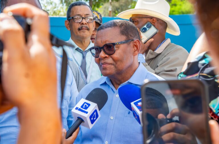 Transportistas protestan en INTRANT y exigen mantener subsidio a combustibles para evitar alza del pasaje