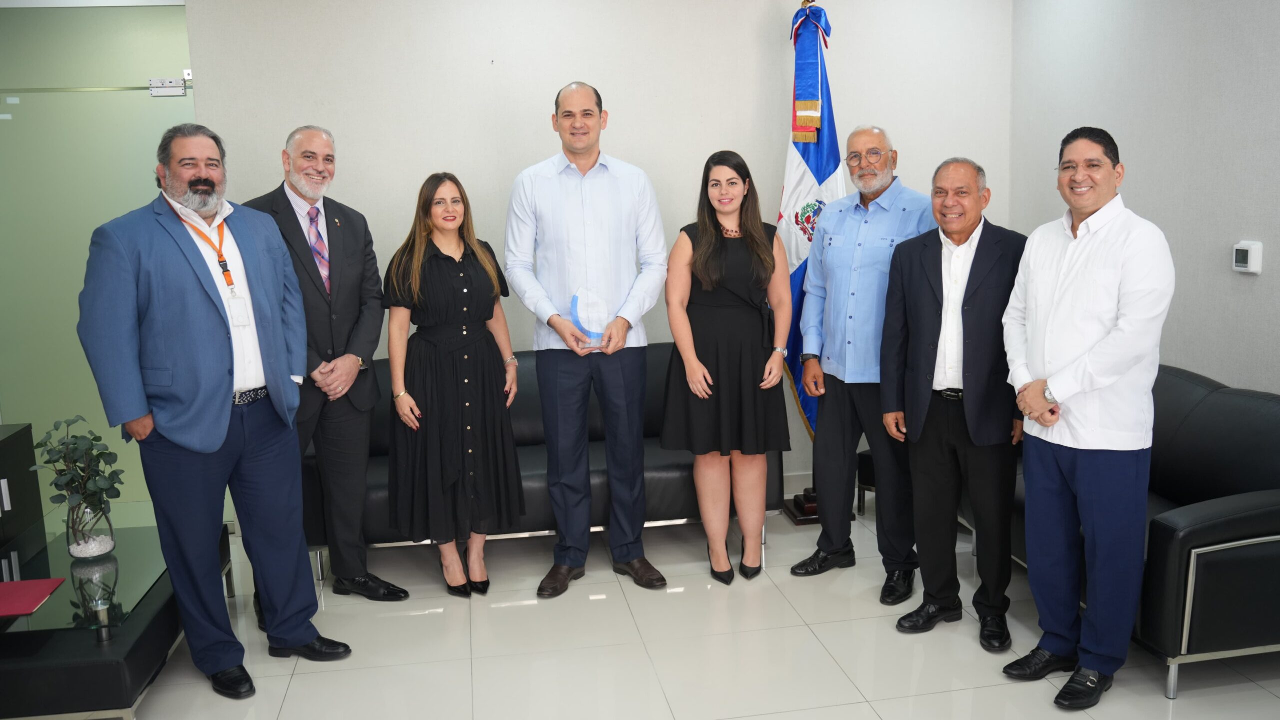 Reconocen a Adolfo Pérez por gestión en PROMESE/CAL