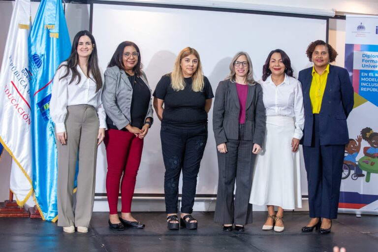 PRINCIPAL Anybel Guzmán, Luz González, Susana Corso, Ancell Scheker, Lucía Vásquez y Lissette Núñez