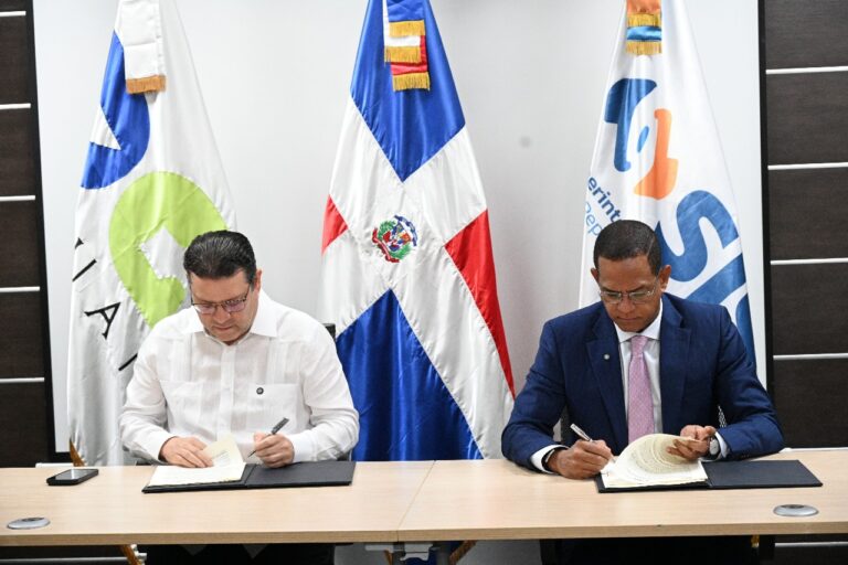 Superintendencia y Aduanas firman convenio para fortalecer interoperabilidad y transparencia
