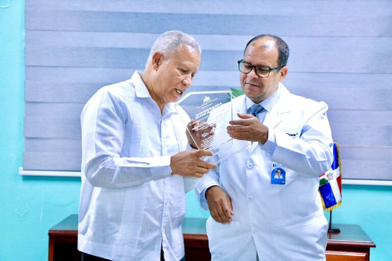 Área VII de Salud Pública reconoce al doctor Willy Victoria Ramírez