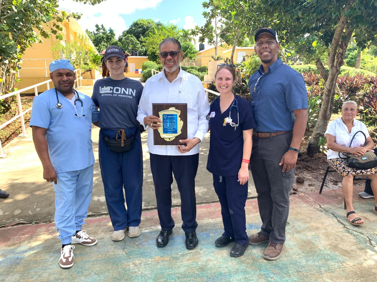 Doctor Modesto Guzmán es reconocido por su compromiso social  Santo Domingo-RD. Por su liderazgo, compromiso social y apoyo permanente a las iniciativas comunitarias, el director general de Desarrollo de la Comunidad (DGDC), doctor Modesto Guzmán, recibió una placa de reconocimiento por parte de la Fundación Centro Cultural Turístico -GUANIN-, en Las Piedras entre los municipios San Antonio de Guerra, y Boca Chica, en la provincia Santo Domingo.  En sus palabras, el doctor Modesto Guzmán agradeció el reconocimiento y subrayó la importancia de unir esfuerzos entre instituciones, líderes y la comunidad.  “Este reconocimiento me compromete aún más a continuar trabajando. En nombre de la Dirección General de Desarrollo de la Comunidad nos sentimos muy complacidos de recibir este reconocimiento, esta es una comunidad que nosotros hemos estado muy pendientes,”, sostuvo el funcionario de la DGDC.   El titular de la Dirección General de Desarrollo de la Comunidad resaltó la inauguración hace unos meses de varios pozos tubulares para el disfrute del agua potable en varias comunidades de la demarcación.  Durante la distinción, realizada en la Escuela Básica La Piedra, la organización resaltó la dedicación del doctor Guzmán en la promoción de iniciativas orientadas al desarrollo comunitario, la educación y la inclusión social.   “Reconocemos la trayectoria y firme compromiso de Modesto Guzmán, quien ha demostrado, con acciones concretas y sostenidas, su profunda vocación de servicio, promoviendo la educación, el progreso y el bienestar de la gente. Su visión y entrega inspiran a quienes trabajan por un país más justo y solidario” leyó Ellen Fuller (Helena), representante de la escuela de medicina de Estados Unidos.  De su lado, el presidente de la fundación GUANIN, Elías Severino, destacó el compromiso de Modesto Guzmán con las causas sociales que impactan positivamente a comunidades vulnerables del país.  Tras el reconocimiento el funcionario de Desarrollo de la Comunidad, realizó,  junto al personal del centro, un recorrido por las instalaciones del plantel escolar donde se llevó a cabo una jornada médica comunitaria a los estudiantes y tutores.