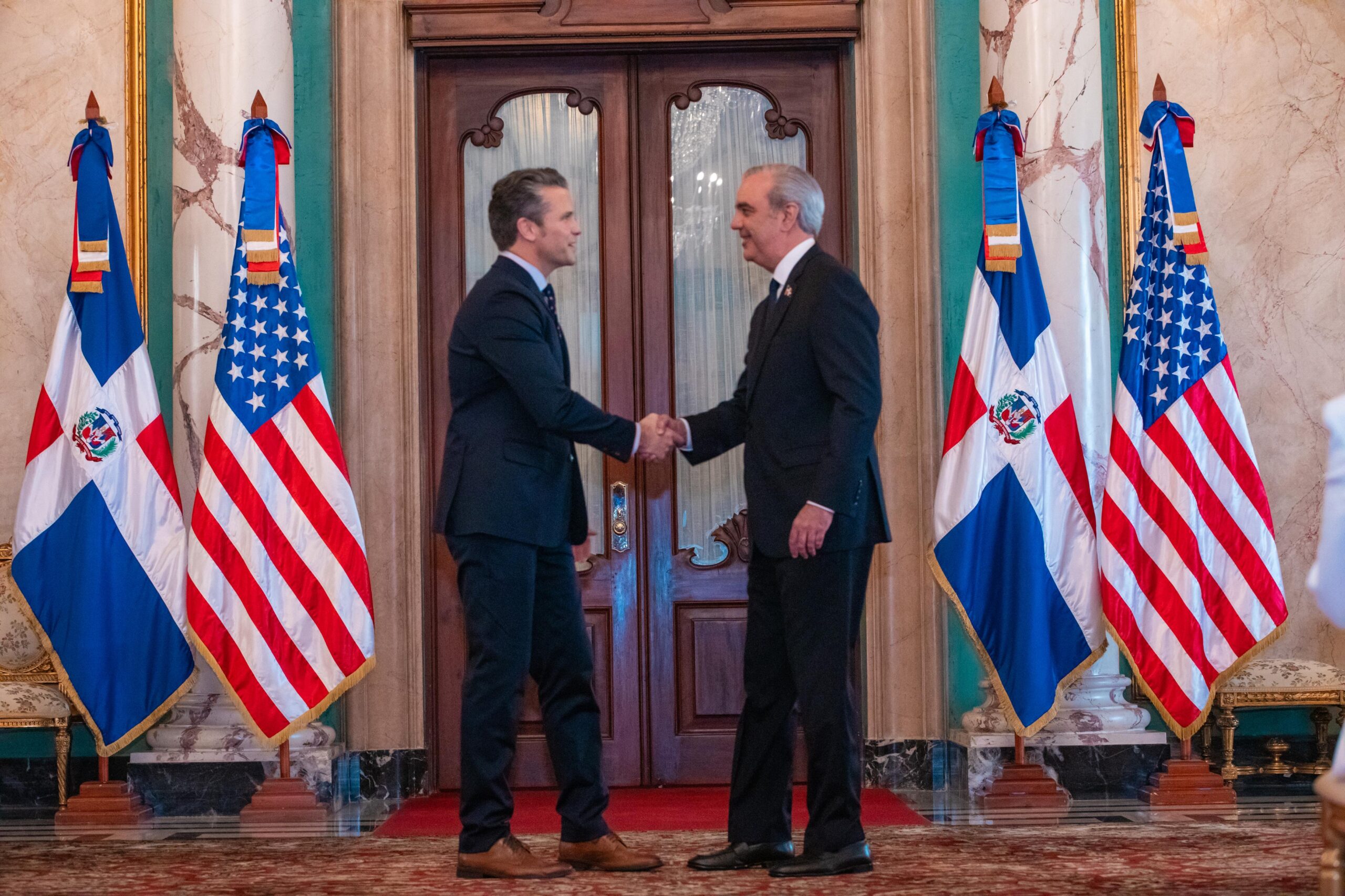 Presidente Abinader recibe al secretario de Defensa de EE. UU., Pete Hegseth en el Palacio Nacional