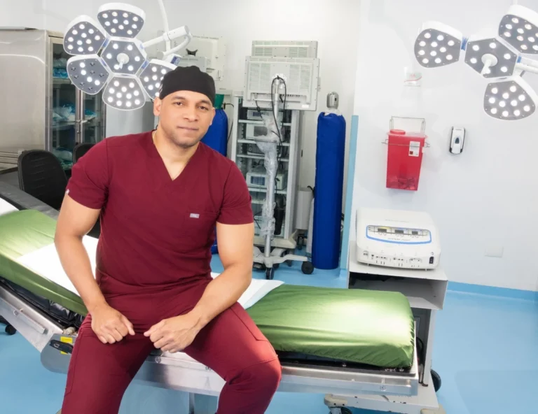 cirujano plástico doctor Hanmer Roa,