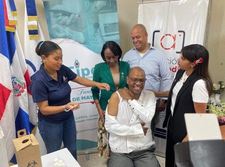 Gremios realizan jornada de vacunación preventiva para periodistas y trabajadores de la prensa