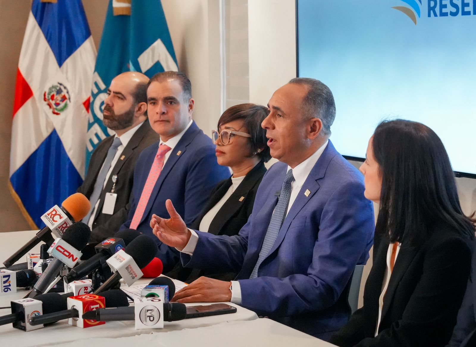 Seguros Reservas informó que este año ha aumentando sus utilidades en un 133%, pasando de RD$789 millones al mes de noviembre 2024 a RD$1,839 millones periodo pero de este 2025.  Basada en esta tendencia positiva, la aseguradora proyecta cerrar diciembre de 2025 con utilidades superiores a los RD$2,300 millones, lo que constituiría el mejor desempeño financiero de sus 23 años de trayectoria.