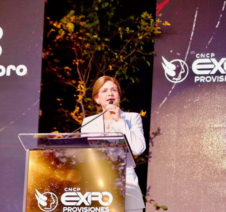 Reconocen y distinguen a la vicepresidenta de la República por su liderazgo