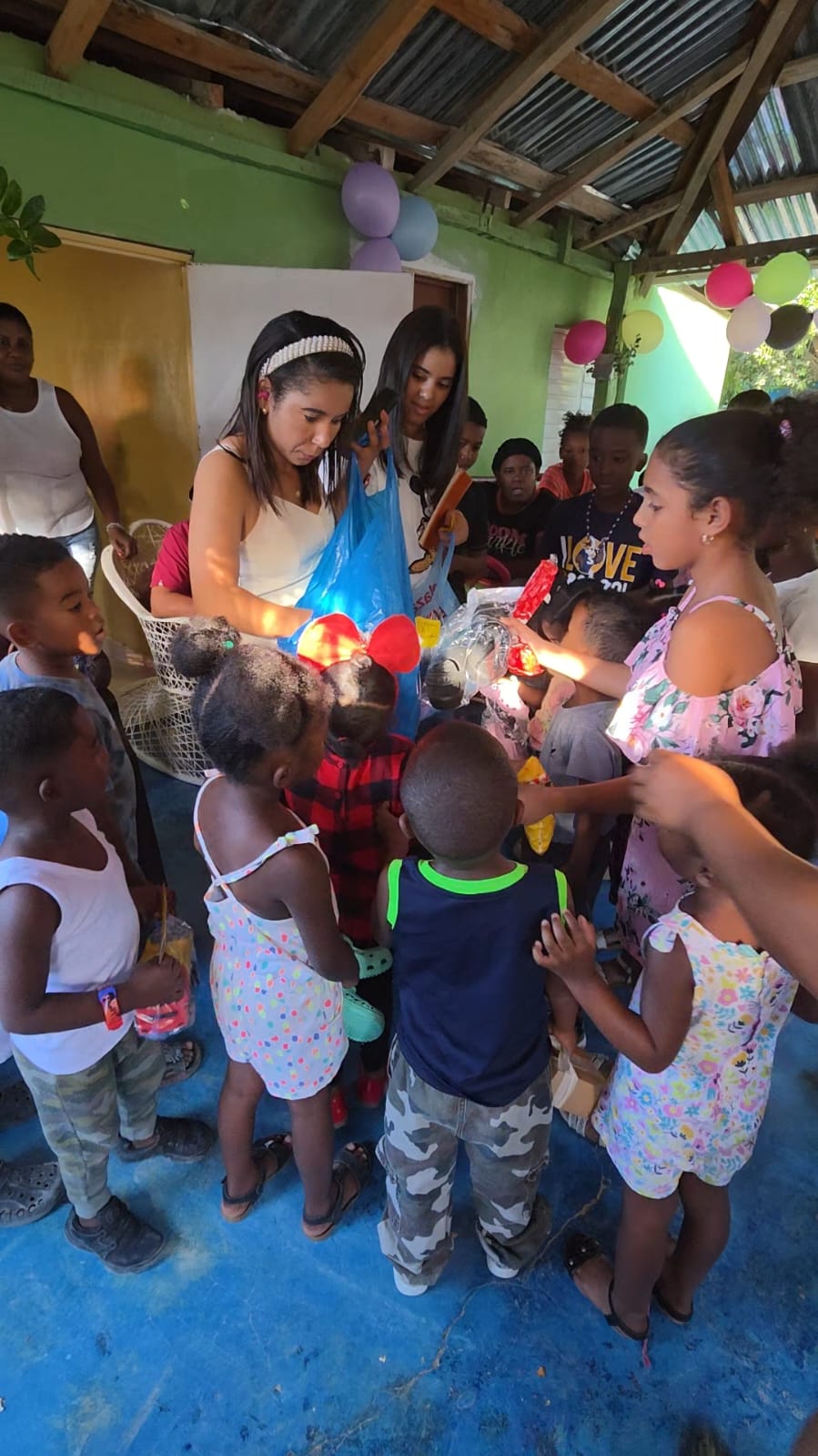 Periodista Sandy Familia y la doctora Bernis De los Santos llevan alegría a niños de Sabana Cruz de Bánica
