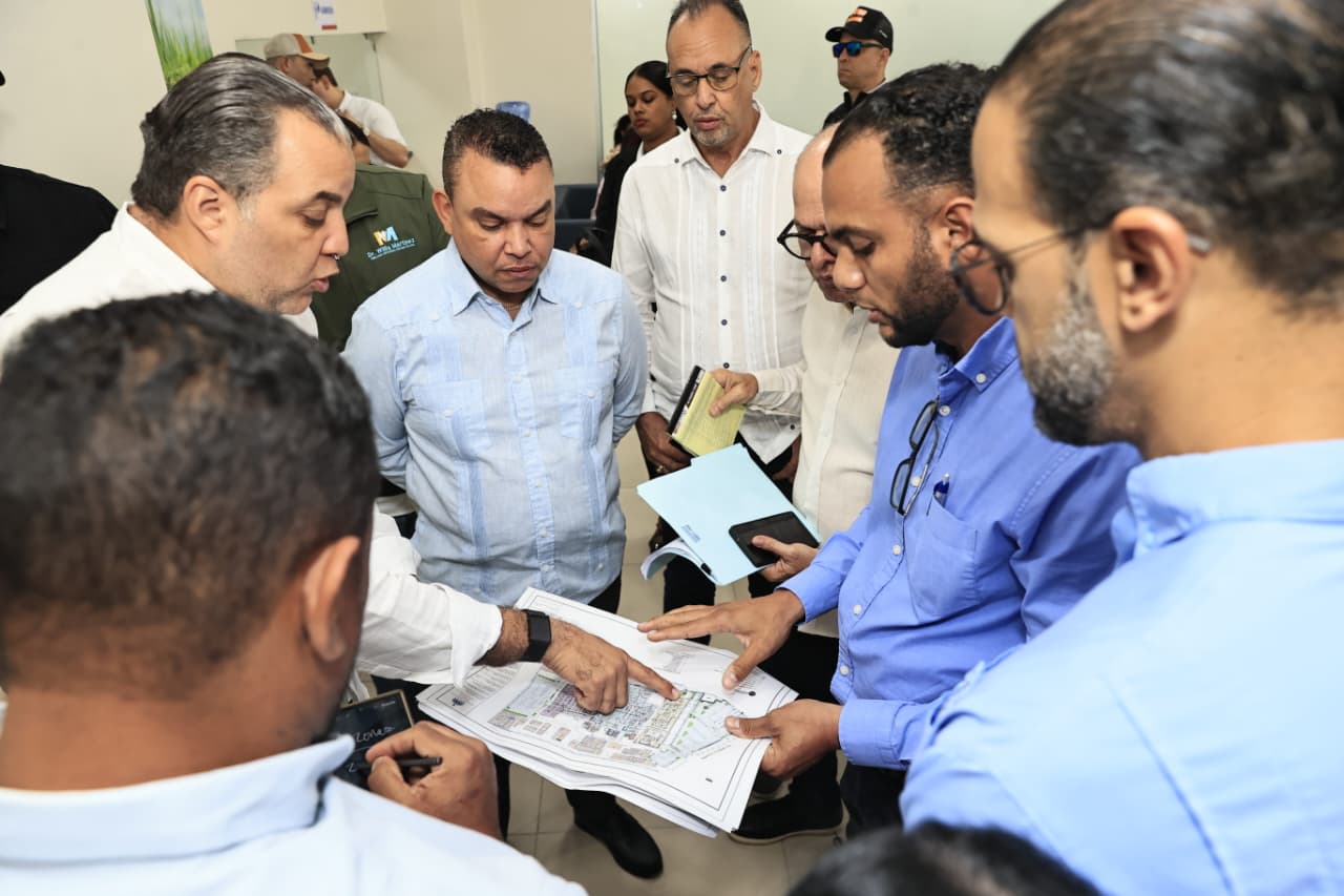 Dr. Julio Landrón supervisa hospital Ángel María Gatón y anuncia apertura segunda fase