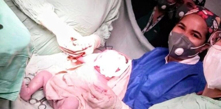 Adolescente de 16 años da a luz al primer bebé de 2026