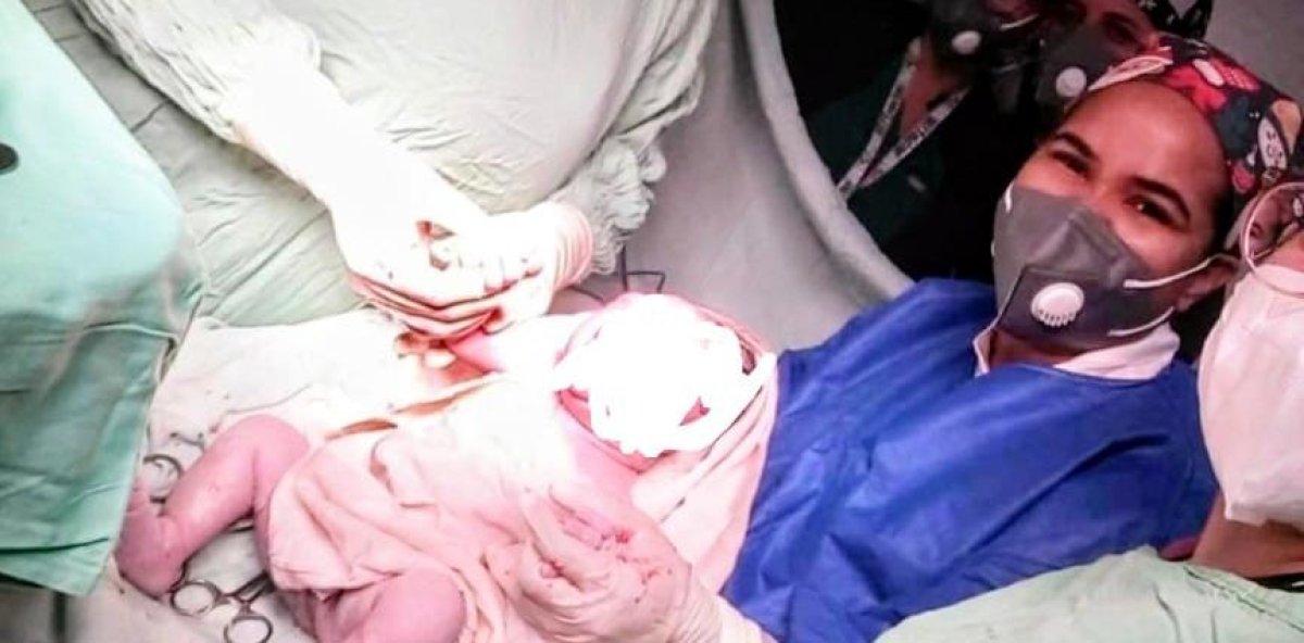 Adolescente de 16 años da a luz al primer bebé de 2026