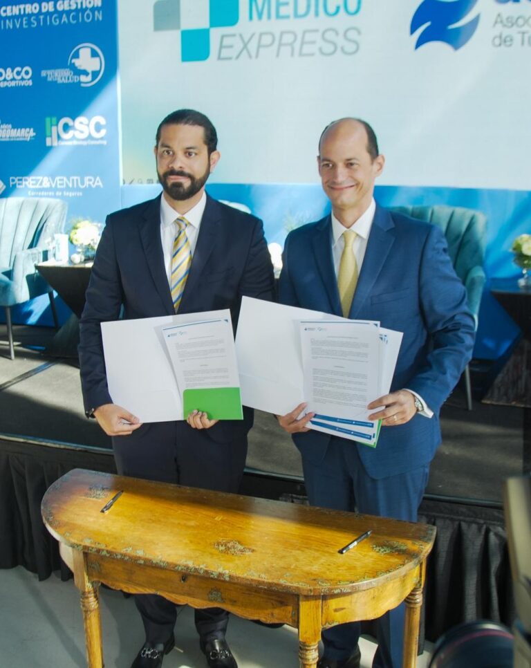 FOTO 3 Yerik Pérez, presidente de ADOTURD, y por el Dr. Alejandro Cambiaso, presidente ejecutivo de Médico Express