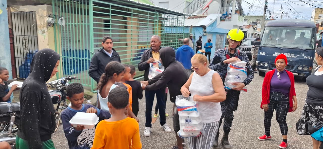 Asisten a familias afectadas por lluvias e inundaciones en Puerto Plata