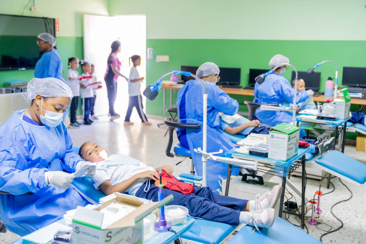 INABIE supera los 1,000 millones de raciones alimenticias y brinda atención en salud a más de 311,000 estudiantes en 2025