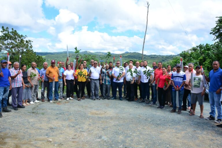 apoya agricultores de la provincia Duarte