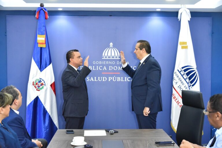 (VIDEO) Juramentan al doctor Julio César Landrón como nuevo director del SNS